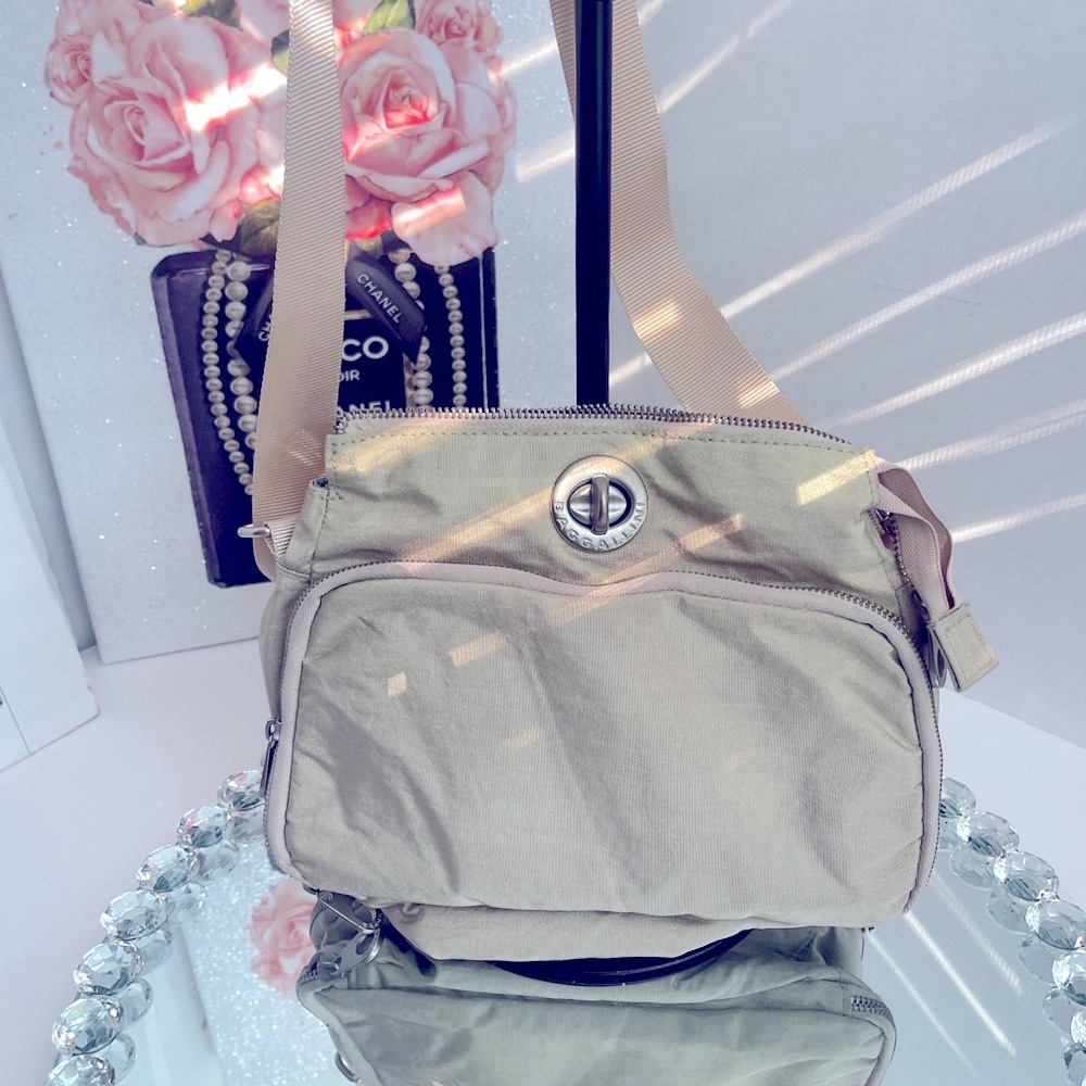 Baggallini turn lock grey bag